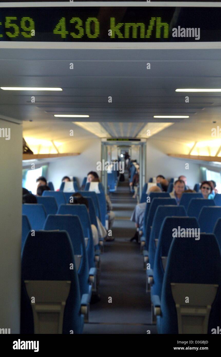 LE BON NUMERO - Page 20 Dpa-view-of-the-inside-of-a-transrapid-highspeed-train-in-shanghai-D3GBJD