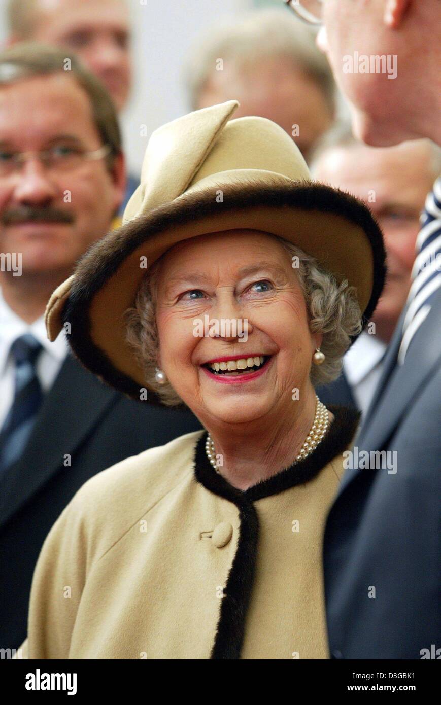 (dpa) - Her Majesty the Queen is in good spirits as she arrives at the North Rhine Westphalian parliament in Duesseldorf, Germany, 4 November 2004. After visits to the German states of Berlin and Brandenburg the Queen and her husband Prince Philip of Edinburgh have arrived in North Rhine Westphalia. Among the scheduled stops will be the parliament, the children's hospital of Duesse Stock Photo