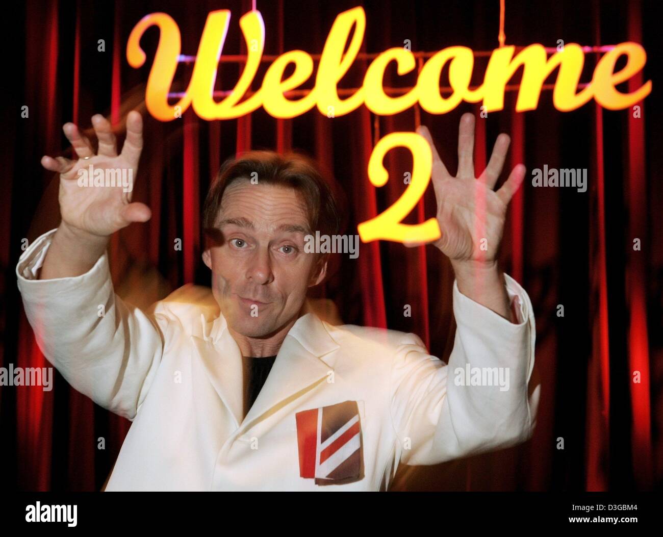 (dpa) - Comedian Mark Britton poses in front of the slogan 'Welcome 2' prior to his appearance in a TV show in Berlin, Germany, 27 October 2004. The son of an English psychologist and an American actress has been touring all over the world. Currently he lives in Cologne, Germany. Stock Photo
