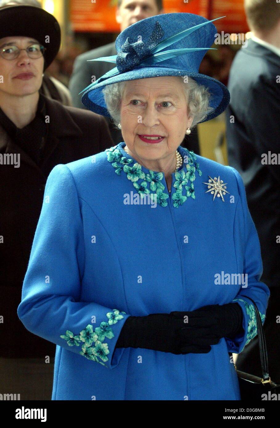 (dpa) - Her Majesty the Queen walks through the main train station in Potsdam, Germany, 3 November 2004. The Queen visits the German states of Berlin, Brandenburg and North Rhine Westphalia between 2 and 4 November 2004. It is the fourth state visit to Germany by the 78-year-old Queen. Stock Photo