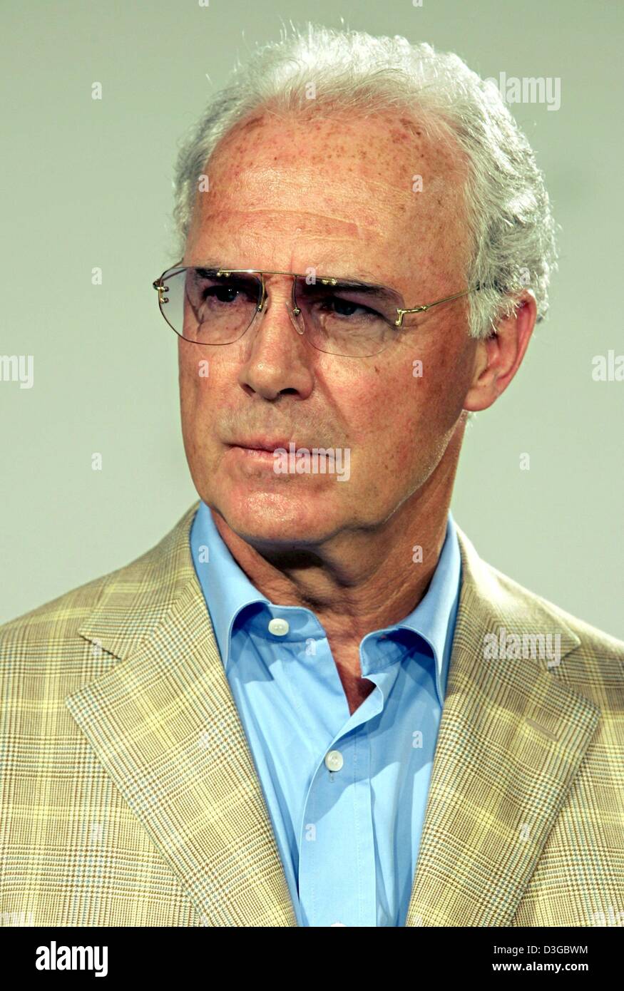 (dpa files) German soccer legend and head of the 2006 FIFA World Cup Organizing Committee Franz Beckenbauer in a file photograph taken in Cologne, Germany, 8 June 2004. Due to health reasons Beckenbauer had to cancel his planned attendance of the competition draw for the 2005 FIFA Confederations Cup in Frankfurt, Germany, 1 November 2004. Beckenbauer has been badly bruised in the r Stock Photo