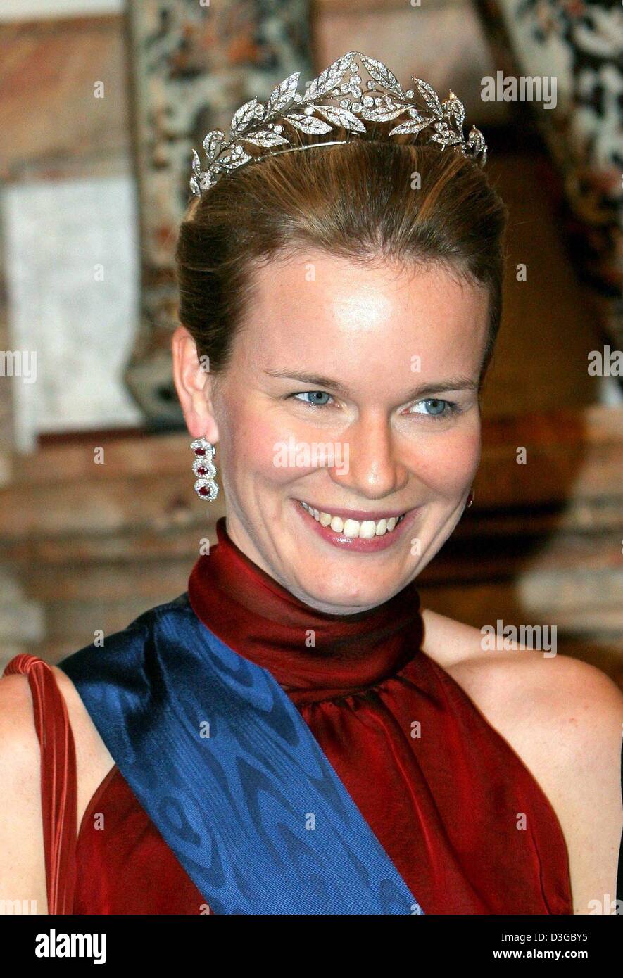 Human interest hum society smiling gala evening_dress crown jewelry