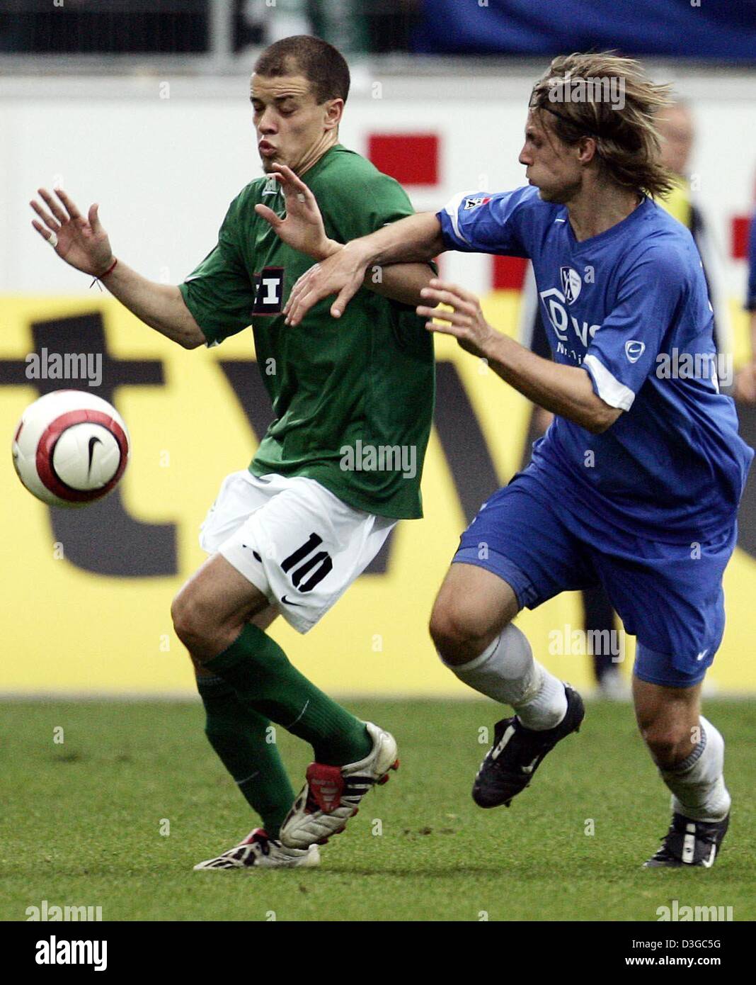 (dpa) - Wolfsburg's Andres D'Alessandro fights for the ball with Bochum's Philipp Boening (R) during the Bundesliga soccer game opposing VfL Wolfsburg and VfL Bochum in Wolfsburg, Germany, 23 October 2004. Stock Photo