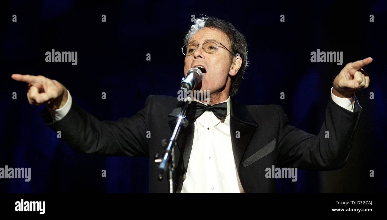 (dpa) - British singer Sir Cliff Richard performs at the 'Ball der Sterne' charity event in Mannheim, Germany, 16 October 2004. Over 2,000 guests, among them many international celebrities, attended the 15th charity ball hosted by private German radio station Radio Regenbogen to raise money for charitable causes. The motto of this year's ball was anient Rome. Stock Photo