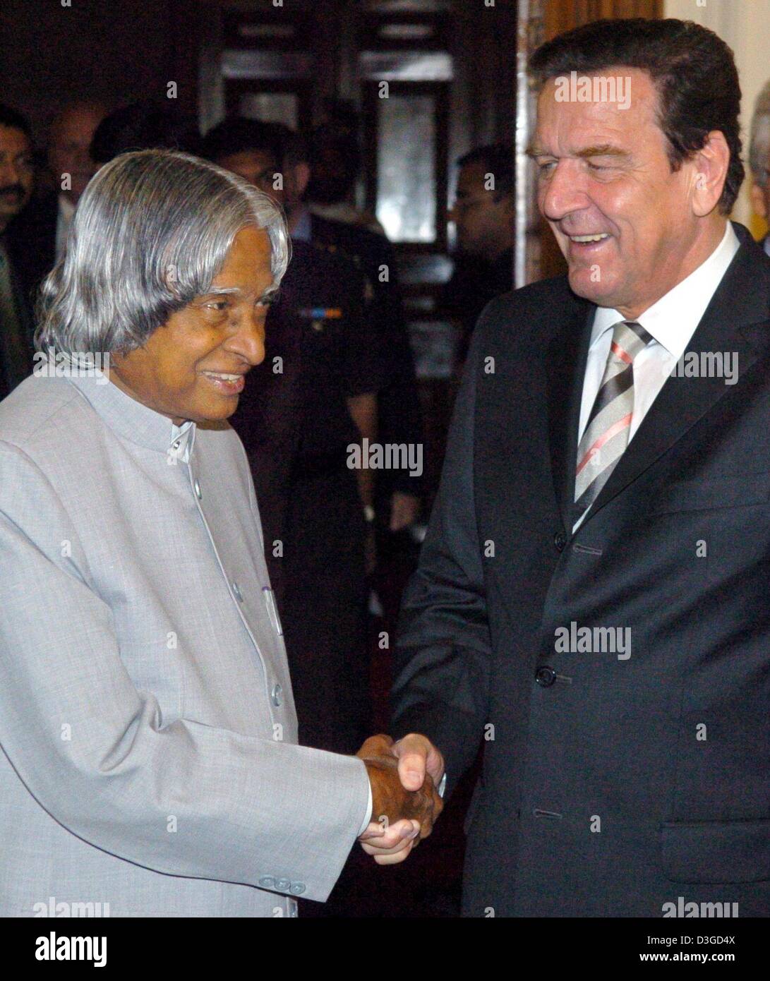 (dpa) - Indian President Abdul Kalam shakes hands with German Chancellor Gerhard Schroeder (R) in New Delhi, 7 October 2004. Schroeder is on a two-day visit to India. Stock Photo