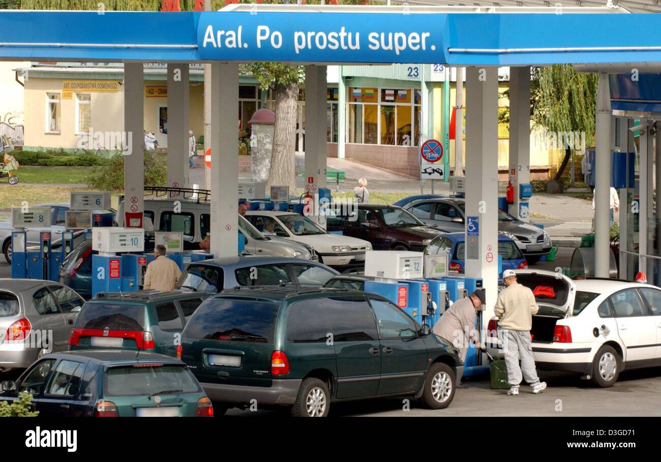 (dpa) - Cars with German license plates line up at a gas station only a short distance from the border to Germany in Slubice, Poland, 1 October 2004. As petrol is on average 30 to 40 cents cheaper than in Germany, many 'fuel tourists' from Germany, head across the border to fill up their cars. Stock Photo