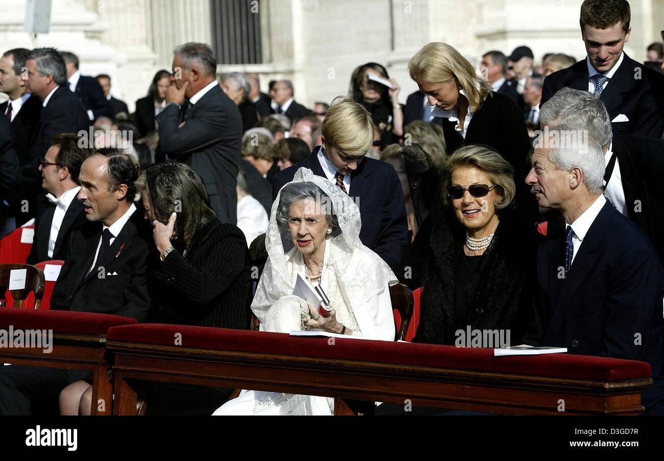 (dpa) - From L: Prince Lorenz, Arch-Duke of Autriche-Este, his wife Princess Astrid, Queen Fabiola, Princess Marie and Prince Hans-Adam II attend the beatification of the last Austrian emperor Charles I of Habsburg (1887-1922) and nun Anna Katharina Emmerick (1774-1824) on Saint Peter's Square in the Vatican, 3 October 2004. Thousands of Austrians, including the son of the last Vie Stock Photo