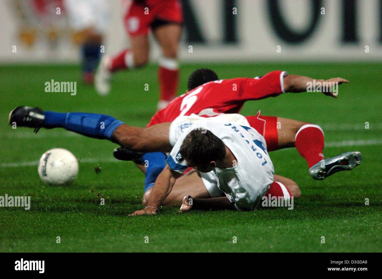 (dpa) - Bochum's player Vratislav Lokvence (front) and Liege's player Onyewu Oguchi struggle for the ball during the first round UEFA Cup match opposing German Vfl Bochum and Belgian Standard Liege, in Bochum, Germany, 30 September 2004. Stock Photo