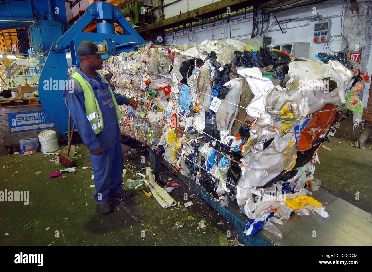 (dpa) An employee sorts household trash at the Cleanaway recycling