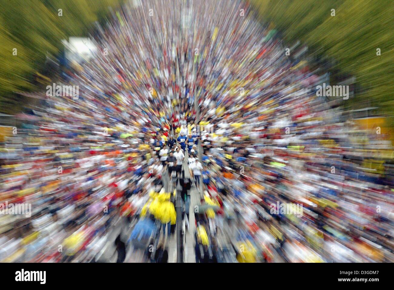 Crowd Flocking Flocking crowd hi-res stock photography and images - Alamy