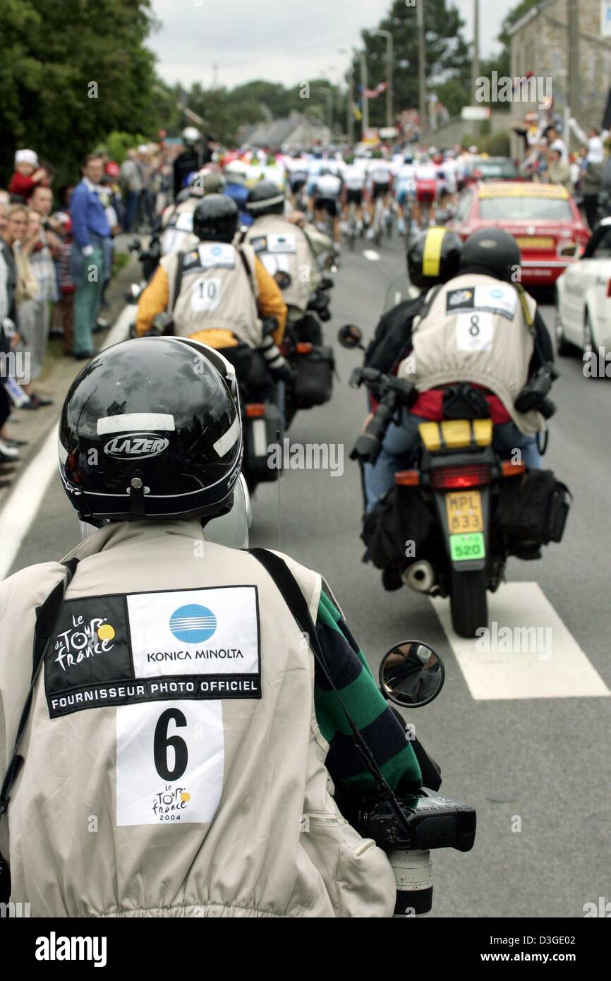 (dpa) - A group of photographers riding as passengers on motorcycles, follow the peloton during the 18th stage of the Tour de France cycling race from Annemasse to Lons-le-Saunier, France, 23 July 2004. Stock Photo
