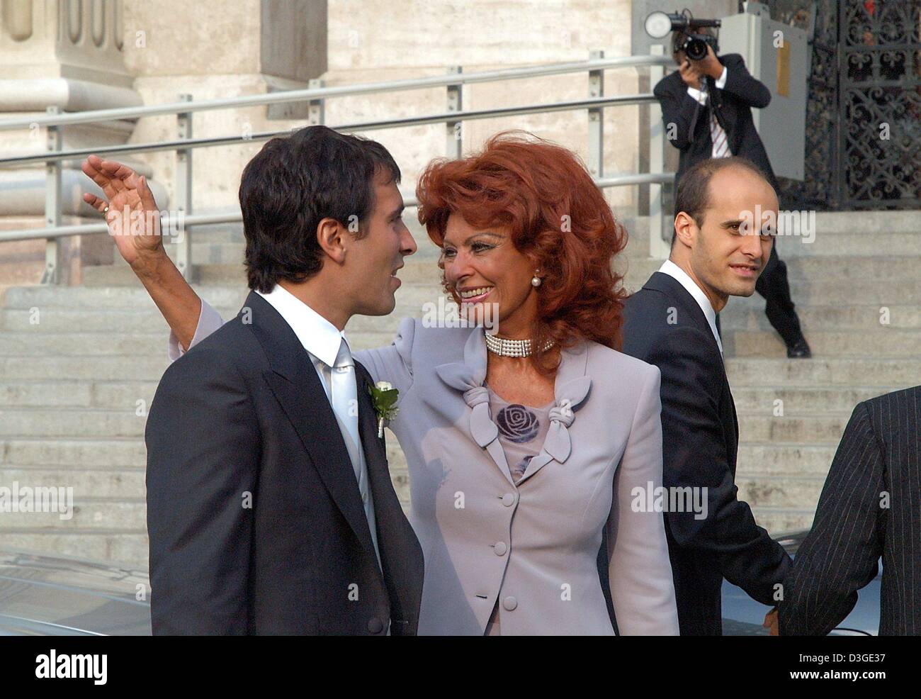 (dpa) - Italian film diva Sophia Loren arrives with her eldest son, Carlo Ponti Jr., to his wedding at the St. Stephan's Basilica in Budapest, Hungary, 18 September 2004. In the background her younger son, Edoardo Ponti. Stock Photo