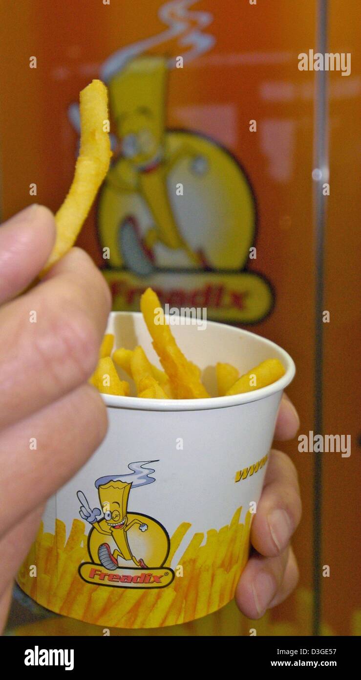https://c8.alamy.com/comp/D3GE57/dpa-a-fresh-serving-of-french-fries-out-of-a-vending-machine-can-be-D3GE57.jpg