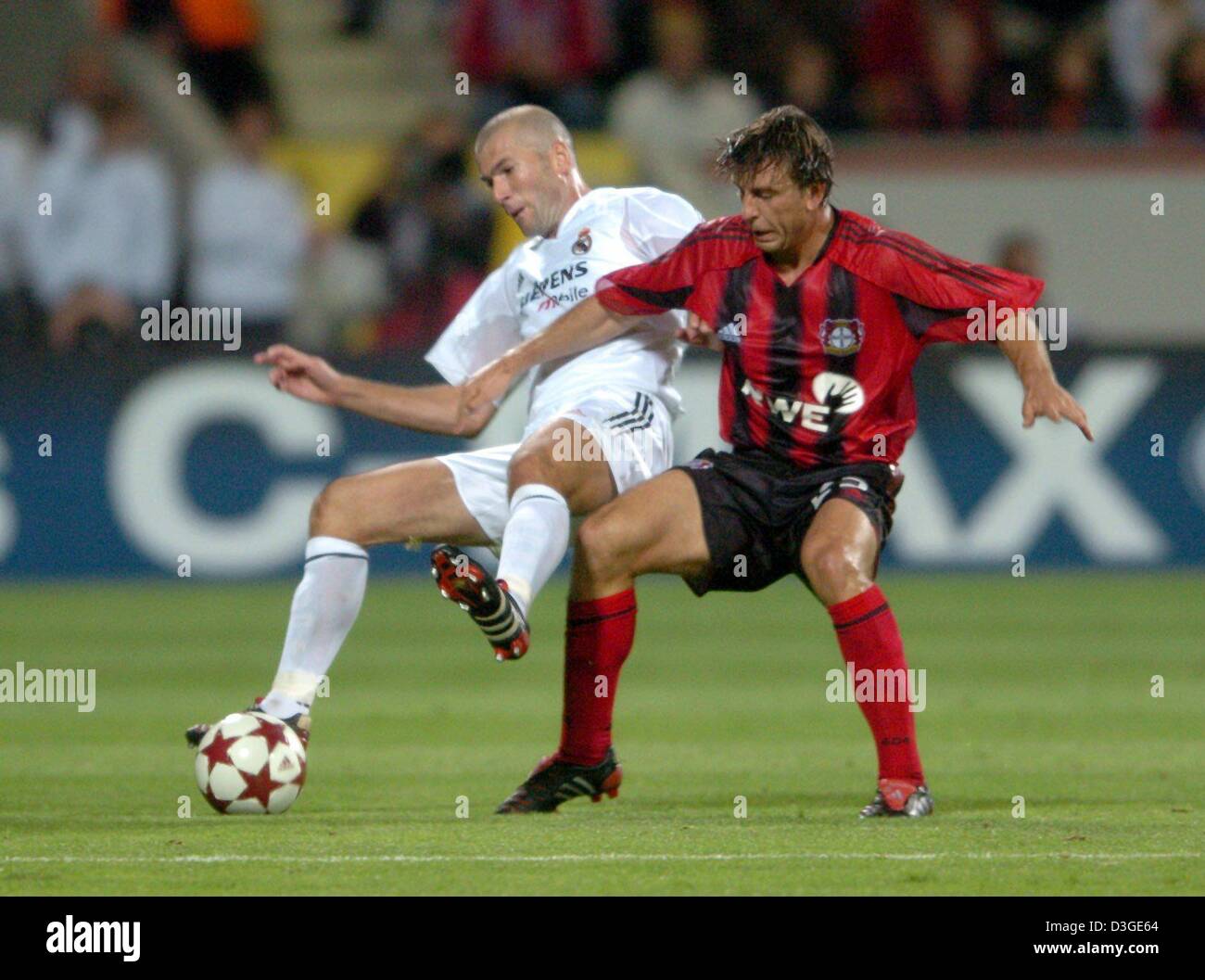 Zidane bayer leverkusen 2002 hi-res stock photography and images - Alamy