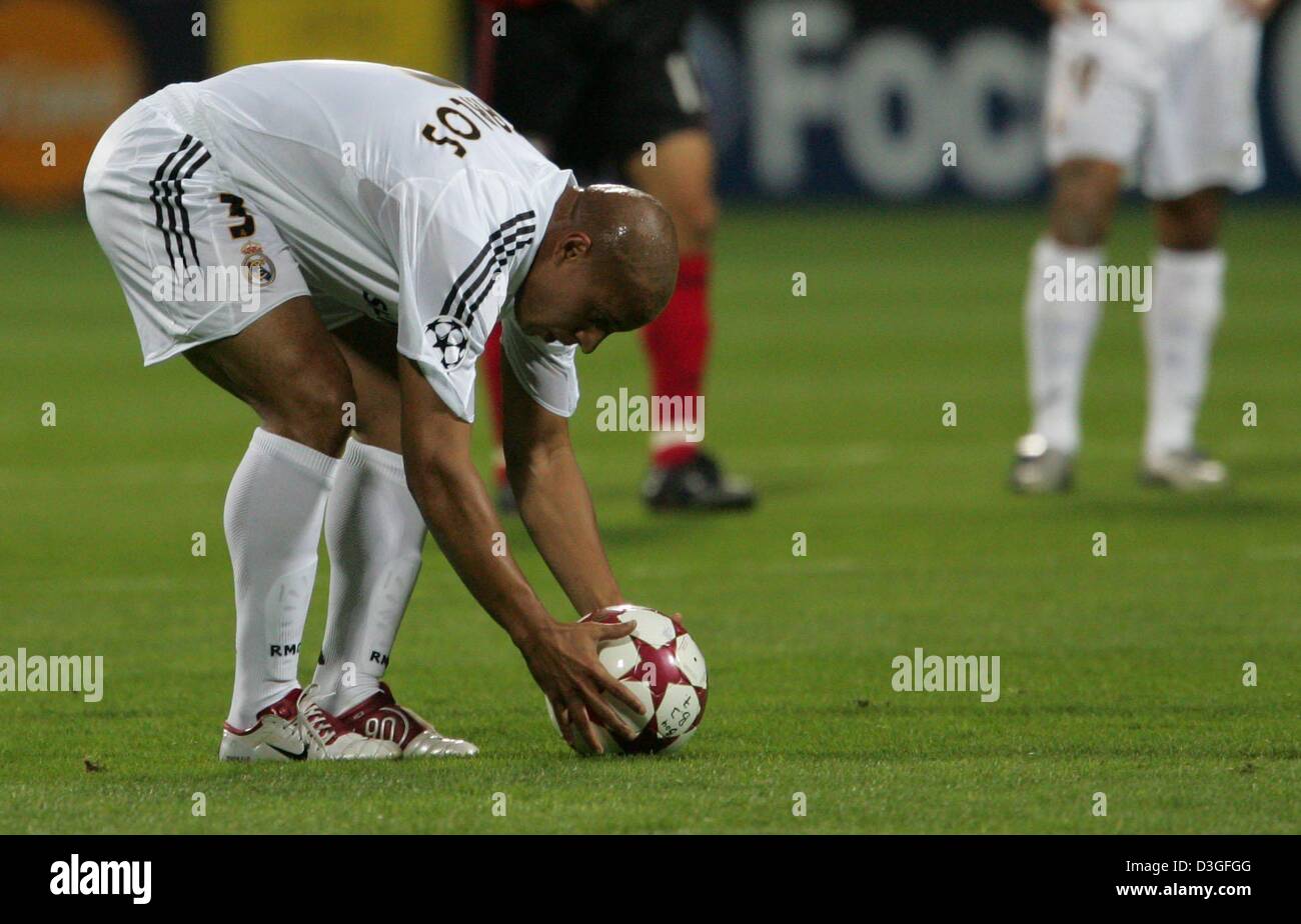Roberto carlos kick ball hires stock photography and images Alamy