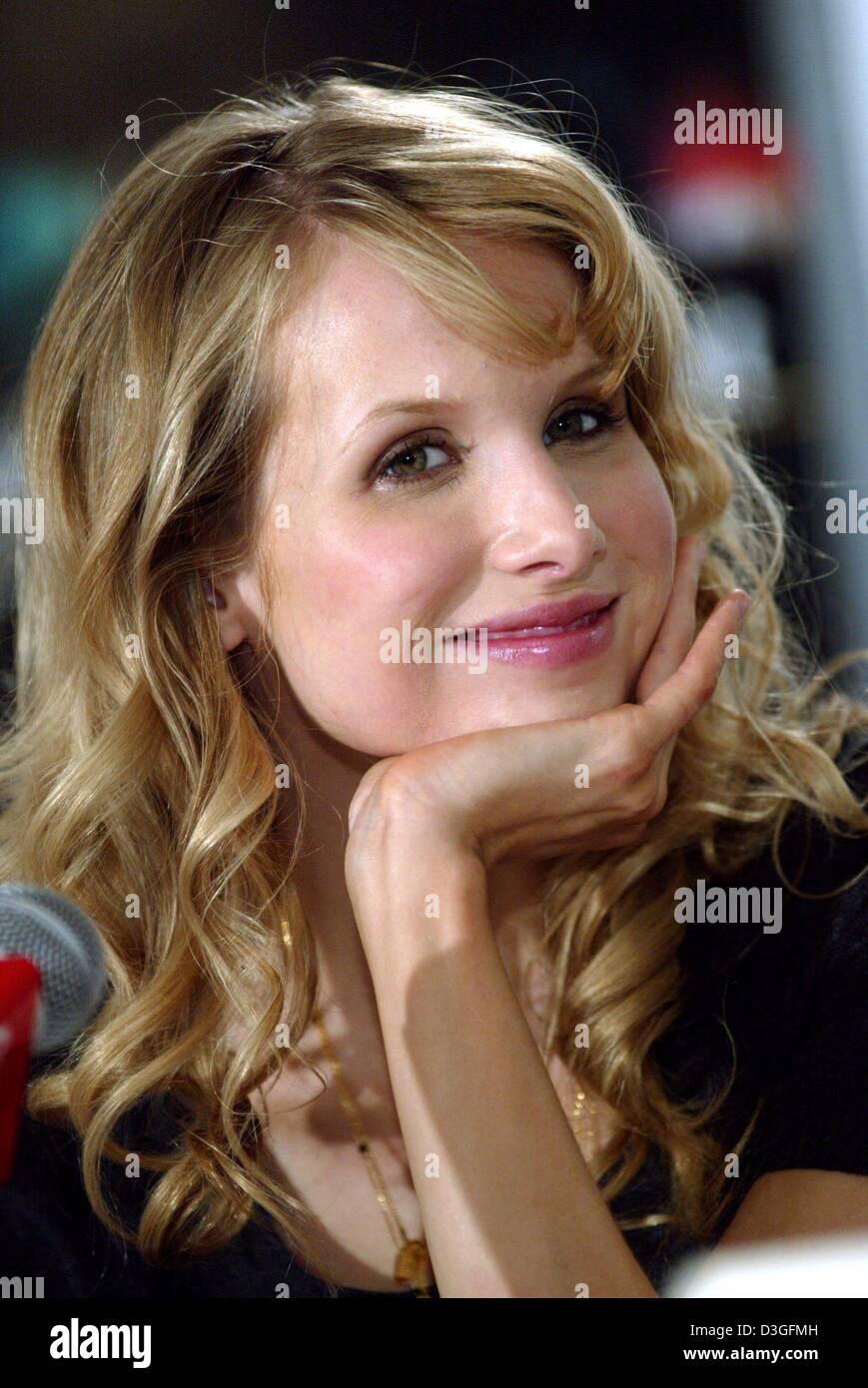 (dpa) - Actress Lucy Punch presents her new movie 'Being Julia' at the Toronto Film Festival in Toronto, Canada, 11 September 2004. Stock Photo