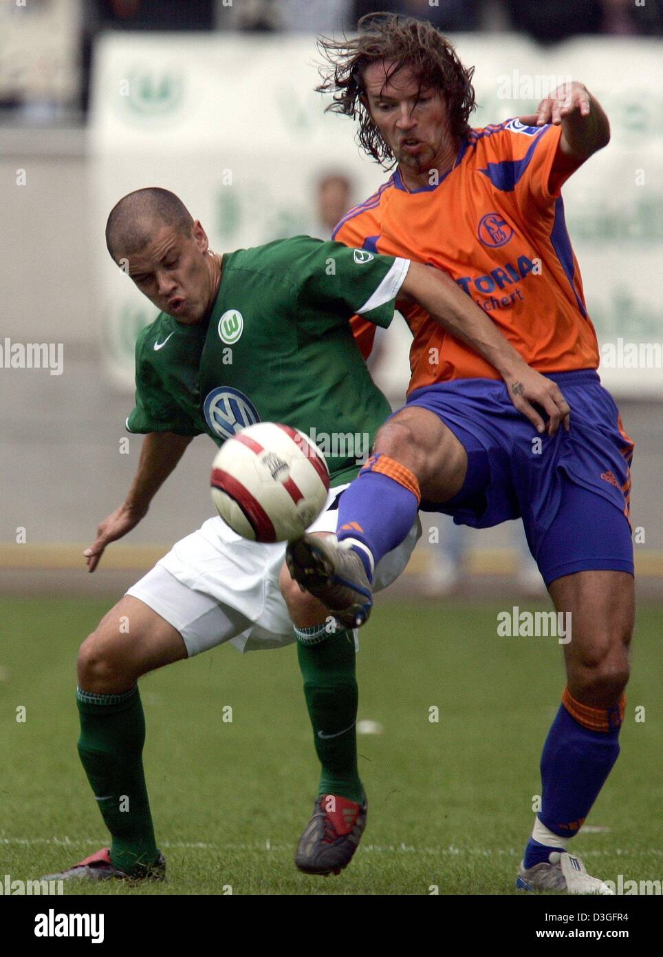 (dpa) - Schalke midfielder Sven Vermant (R) fights for the ball with Wolfsburg midfield mastermind Andres D'Alessandro during a league match at the Volkswagen Arena in Wolfsburg, Germany, 11 September 2004. Wolfsburg won 3-0. Stock Photo
