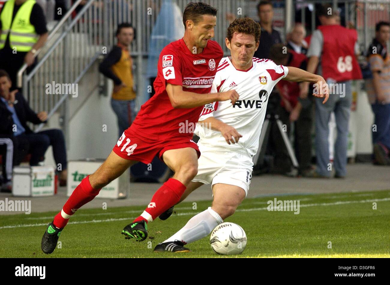 Sports spo soccer ball pitch fight duel run germany hi-res stock ...