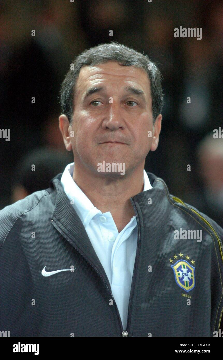 (dpa) - Brazilian national soccer team head coach Carlos Alberto Parreira watches his players during an international friendly against Germany at Olympic Stadium in Berlin, Germany, 8 September 2004. Stock Photo
