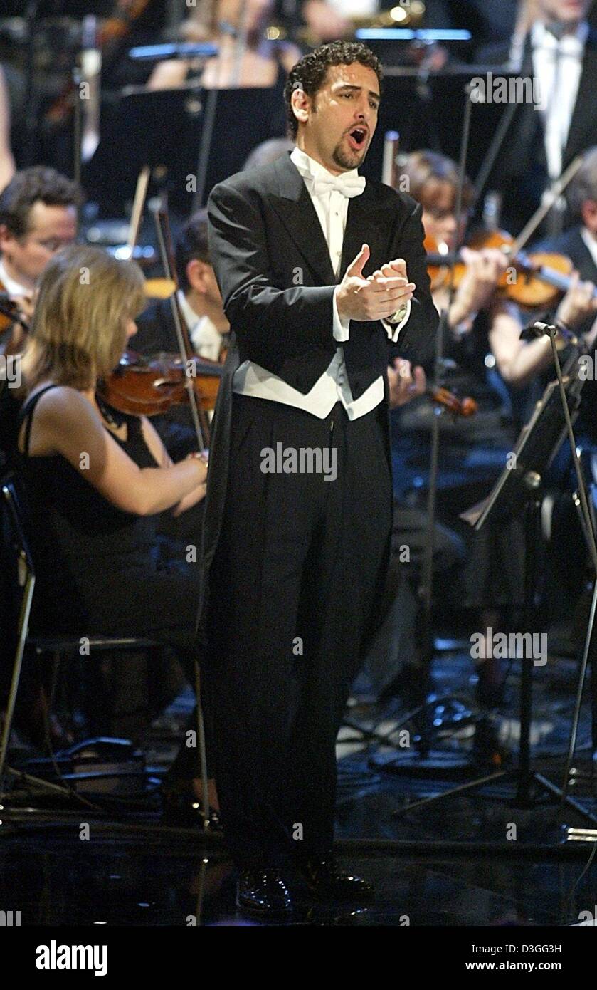 (dpa) - Peruvian tenor Juan Diego Florez performs on stage during the taping of the television show 'Sunday Night Classics' in Munich, Germany, 6 September 2004. Several international artists performed in the show which will be broadcast on 19 September 2004. Stock Photo