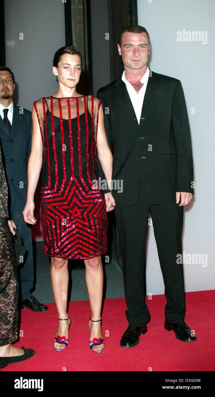 (dpa) - Actor Liev Schreiber arrives in the company of an unidentified woman to the screening of his film 'The Manchurian Candidate' at the 61st International Exhibition of Cinema Art, better known as Venice Film Festival, Italy, 2 September 2004. Stock Photo