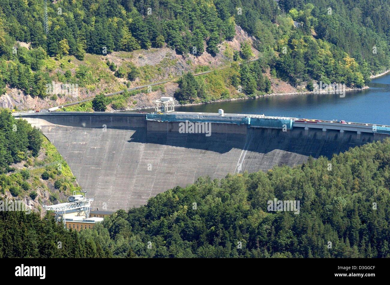 (dpa) - A view of the Hohenwarte dam on the Saale River near Saalfeld, Germany, 10 August 2004. The dam, erected in 1941, is currently being restored and receives a new walldeck. Construction of the dam started in 1936, it has a height of 75 m and the walldeck is 412 m long. Stock Photo