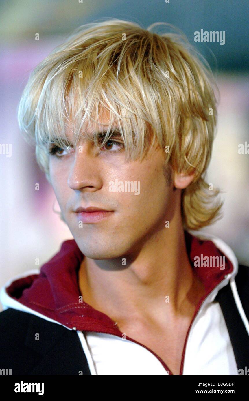 (dpa) - Fashion model Michael poses with the new trendy hairstyle 'perfect and casual' for the upcoming fall/winter season in Hamburg, Germany, 30 August 2004. The blond hairstyles of Marlene Dietrich and Madonna are celebrating a renaissance, and permanent waves, asymmetric cuts and flashy colours are also becoming hip, the German federation of hairdressers in Cologne said. Stock Photo