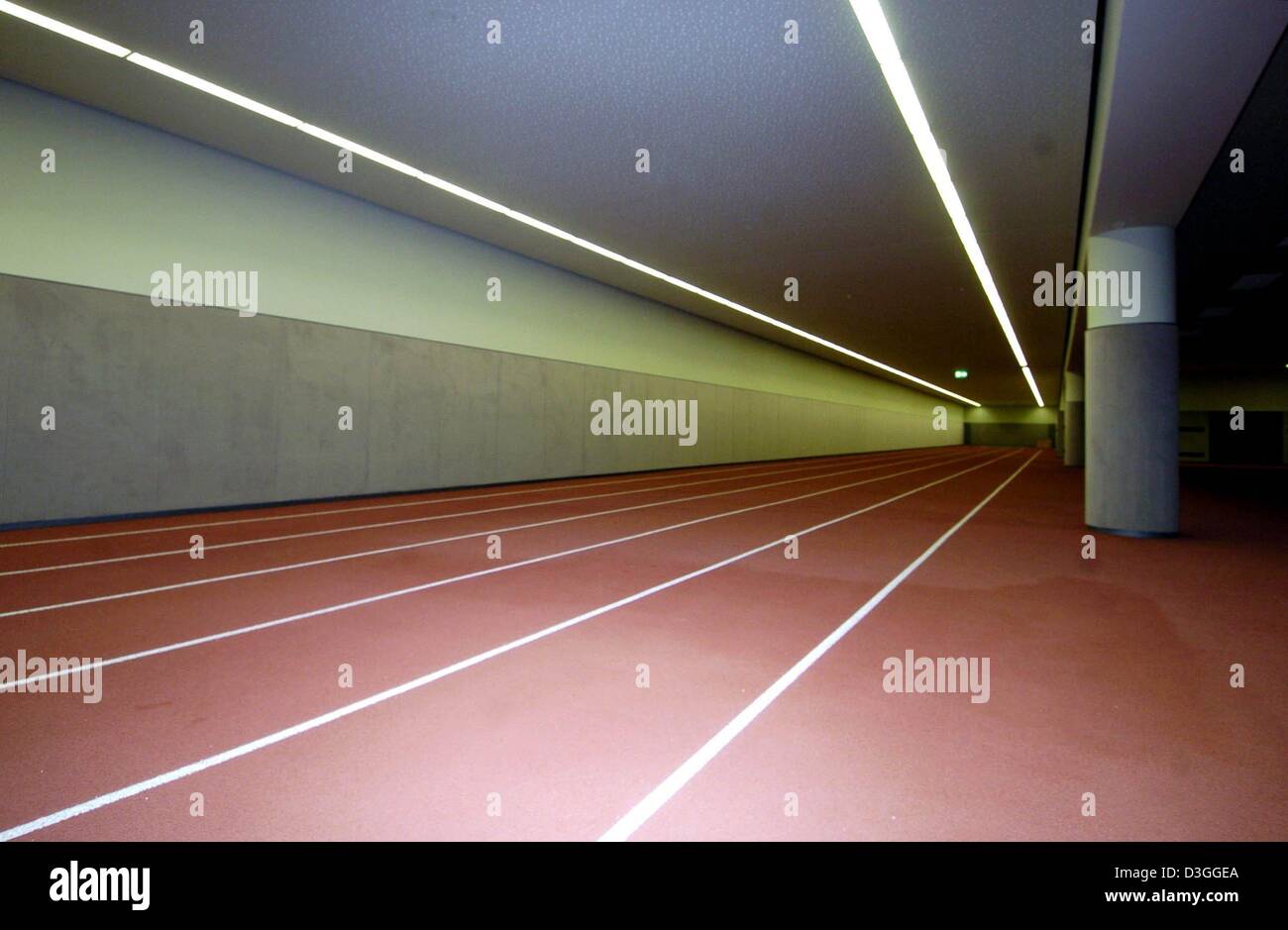 (dpa) - View of an inside running track at Olympic Stadium in Berlin, Germany, 27 August 2004. The stadium, which was originally built for the infamous 1936 Olympic Games that were used as a propaganda show by the Nazi regime, has been renovated at a cost of 240 million euros. The stadium, which now offers roofed seats for 76,000 spectators, will be the site of the FIFA Soccer Worl Stock Photo