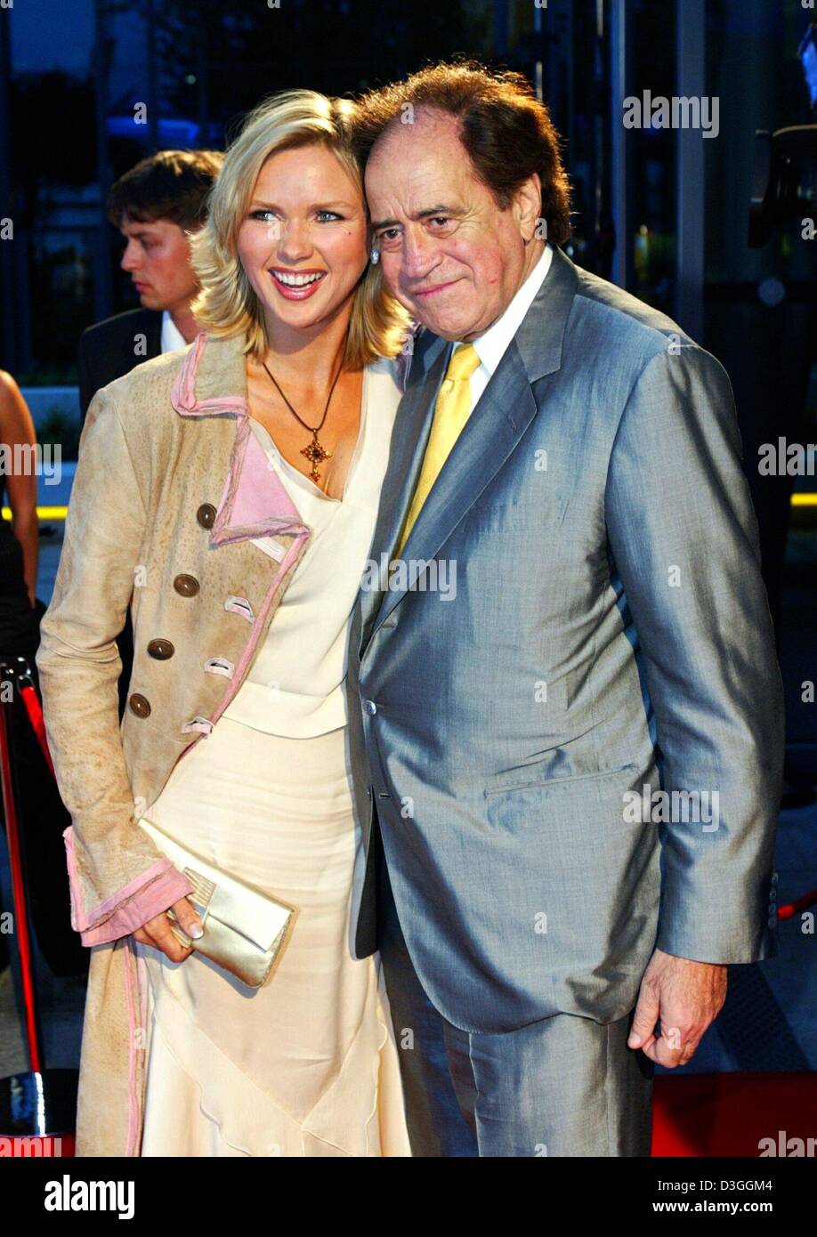 (dpa) - Film producer Arthur Cohn from Switzerland and German actress Veronica Ferres stand next to each other during the reception ahead of the Germany premiere of the film 'Les Choristes' in Berlin, 25 August 2004. The film, dubbed 'Die Kinder des Monsieur Mathieu' (the children of Monsieur Mathieu) in Germany, tells the story of a workless musician in France in 1949, who as a te Stock Photo