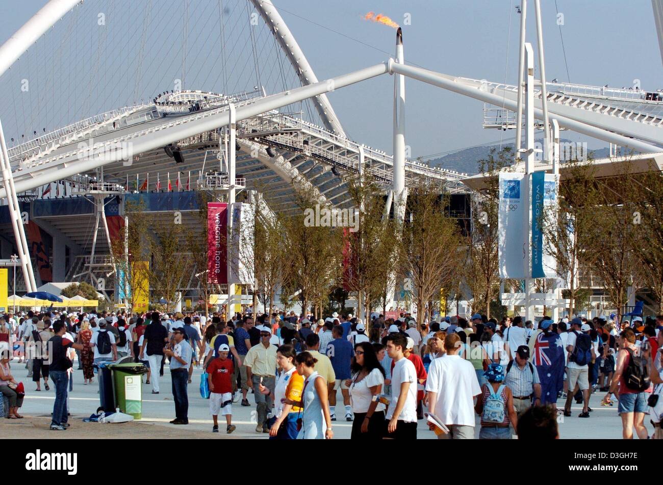 (dpa) - Olympic spectators fill the walkways in the Olympic Complex as they get ready to watch the evening action in the Olympic Stadium (background), in Athens, Sunday 22 August 2004. The weekend events with two of the main gigs, the women's and the men's 100m finals, showed an almost sold out Stadium for the first time so far. Organizers complain about a lack of spectators in mos Stock Photo