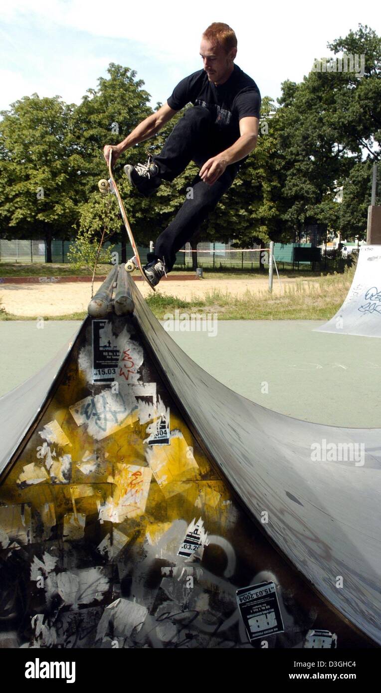 (dpa) - A skateboarder in action on a halfpipe in Berlin, 17 August 2004. Stock Photo