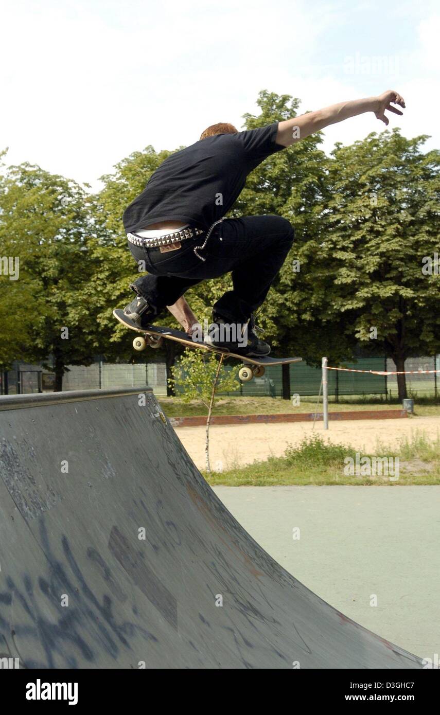 (dpa) - A skater in action on a half pipe in Berlin, 17 August 2004. Stock Photo