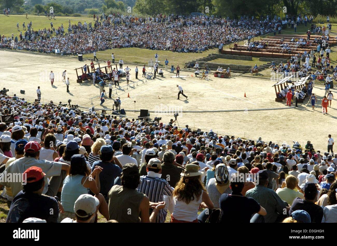(dpa) Crowds of spectators attend the shot put finals of the Athens