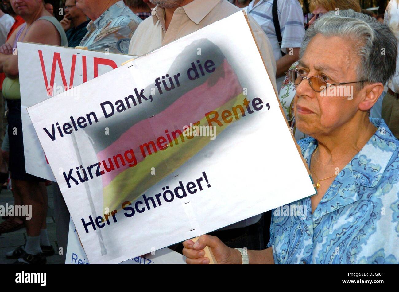 (dpa) - 'Vielen Dank, für die Kuerzung meiner Rente, Herr Schroeder!' (thank you for lowering my retirement money Mr. Schroeder) says this sign of an elderly lady during a 'Montagsdemonstration' (monday protest) against the German government's new labour laws in Jena, Germany, 9 August 2004. Several simultaneous rallies in various east German cities called for an abolition of the r Stock Photo