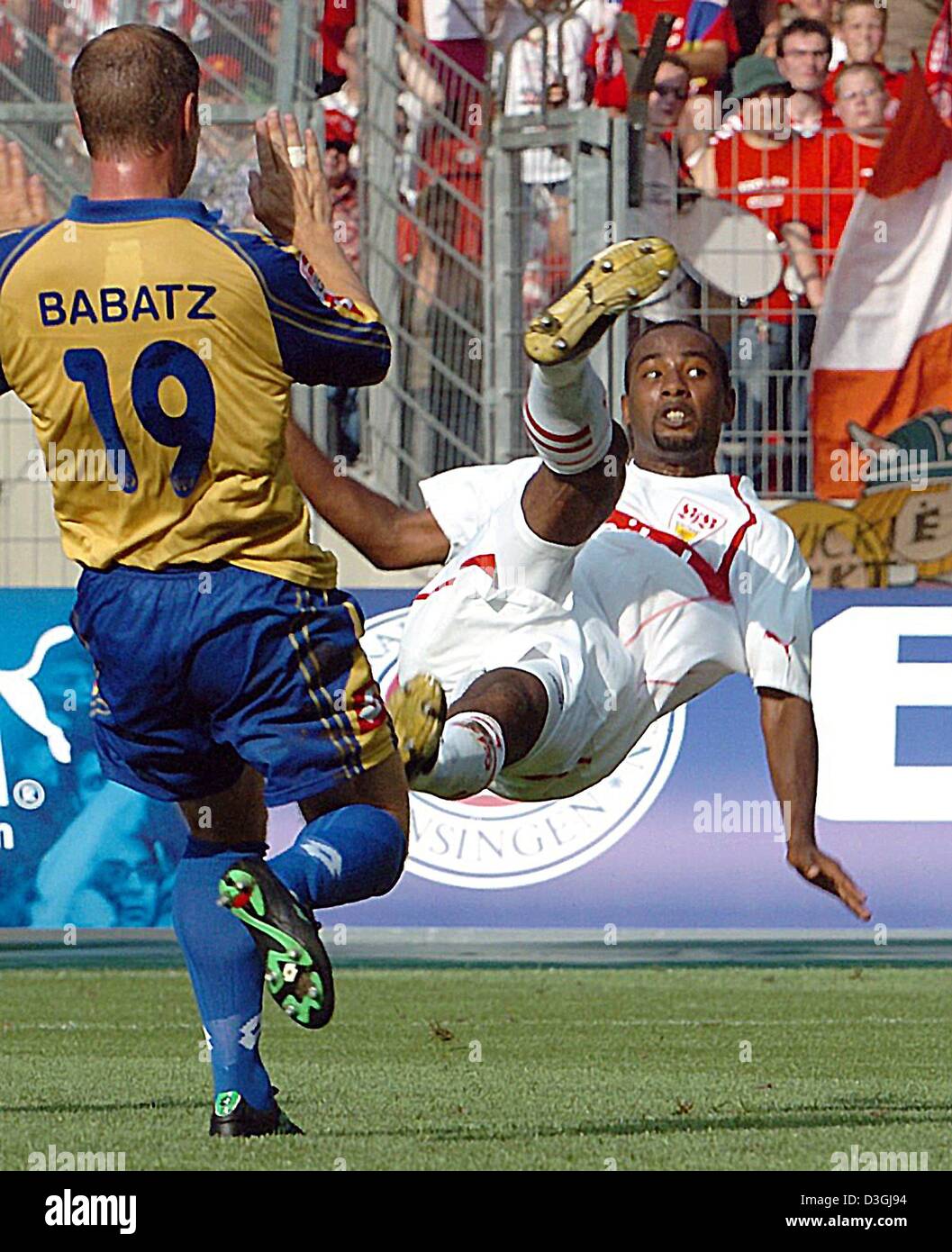 (dpa) - Stuttgart's Cacau reaches the ball before Christof Babatz (L) from Mainz during the Bundesliga soccer game opposing VfB Stuttgart and FSV Mainz 05 in Stuttgart, Germany, 8 August 2004. Stuttgart wins the first round game 4-2 and is now spearheading the league table. Stock Photo