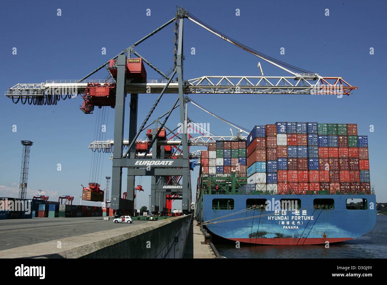 A row of cranes moves large containers around at the container harbour in Hamburg, Germany, 29 July 2004. The container harbour continues to be the European harbour with the strongest growth in shipping business for the fifth year in row.   Keywords: Economy-Business-Finance, EBF, Transport, Company Information, containers, harbour, shipping, container vessel, containership, GERMAN Stock Photo