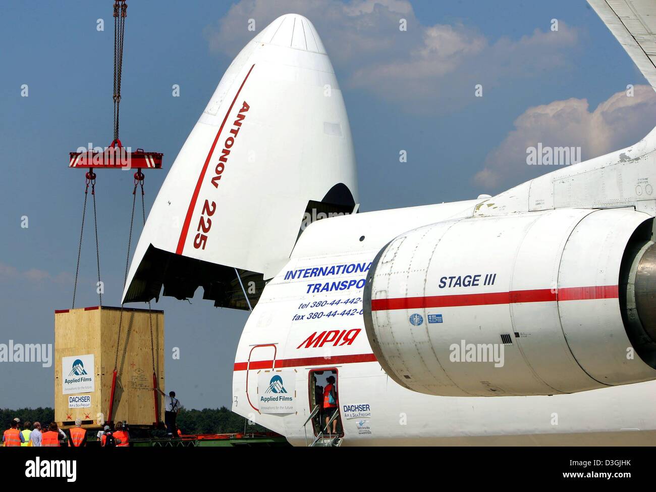 (dpa) - An Antonov AN 225 stands with an open hatch on the airfield while being loaded at the Cologne/Bonn airport in Cologne, Germany, 30 July 2004. With a wing span measuring 88 metres, a length of 84 metres and a maximum capacity of 600 tons, the Russian Antonov AN 225 is the largest transport and cargo airplane in the world. It is the only plane of this type currently in servic Stock Photo