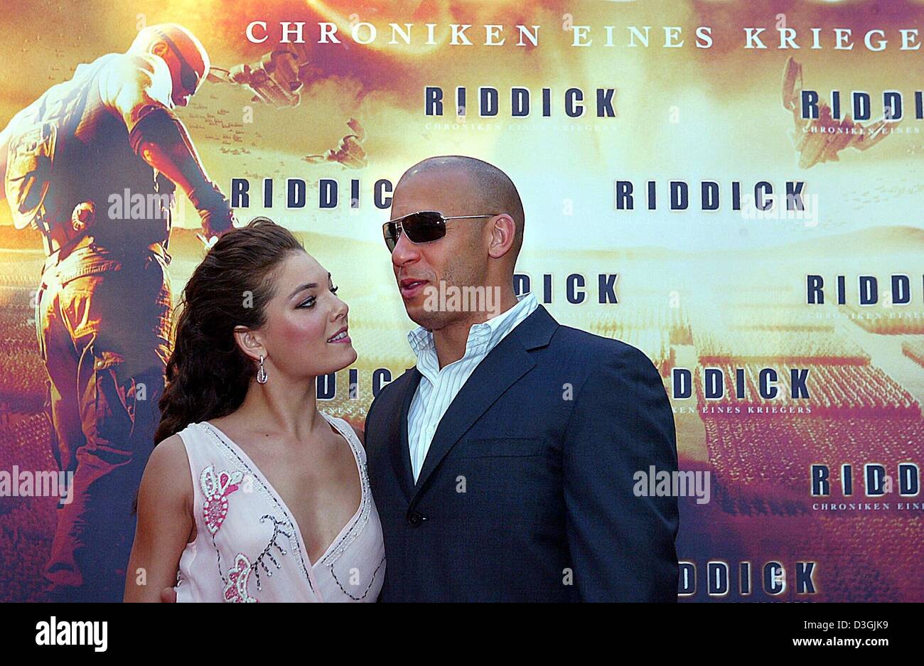 (dpa) - Main actors Alexa Davalos and Vin Diesel stand on the red carpet prior to the German premiere of their new  movie 'Chronicles of Riddick' at the Zoopalast movie theatre in Berlin, Germany, 3 August 2004. The science fiction film centres around Diesel as convict Richard B. Riddick who escapes from prison and starts looking for his real identity during an intergalactic war. T Stock Photo