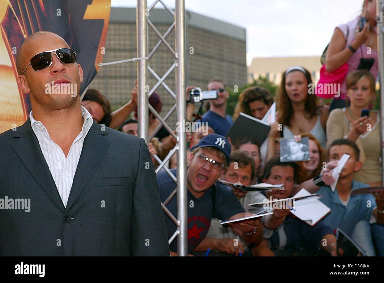 (dpa) - US actor Vin Diesel arrives for the German premiere of his new  movie 'Chronicles of Riddick' at the Zoopalast movie theatre in Berlin, Germany, 3 August 2004. The science fiction film centres around Diesel as convict Richard B. Riddick who escapes from prison and starts looking for his real identity during an intergalactic war. The movie opens all over Germany on 12 August Stock Photo