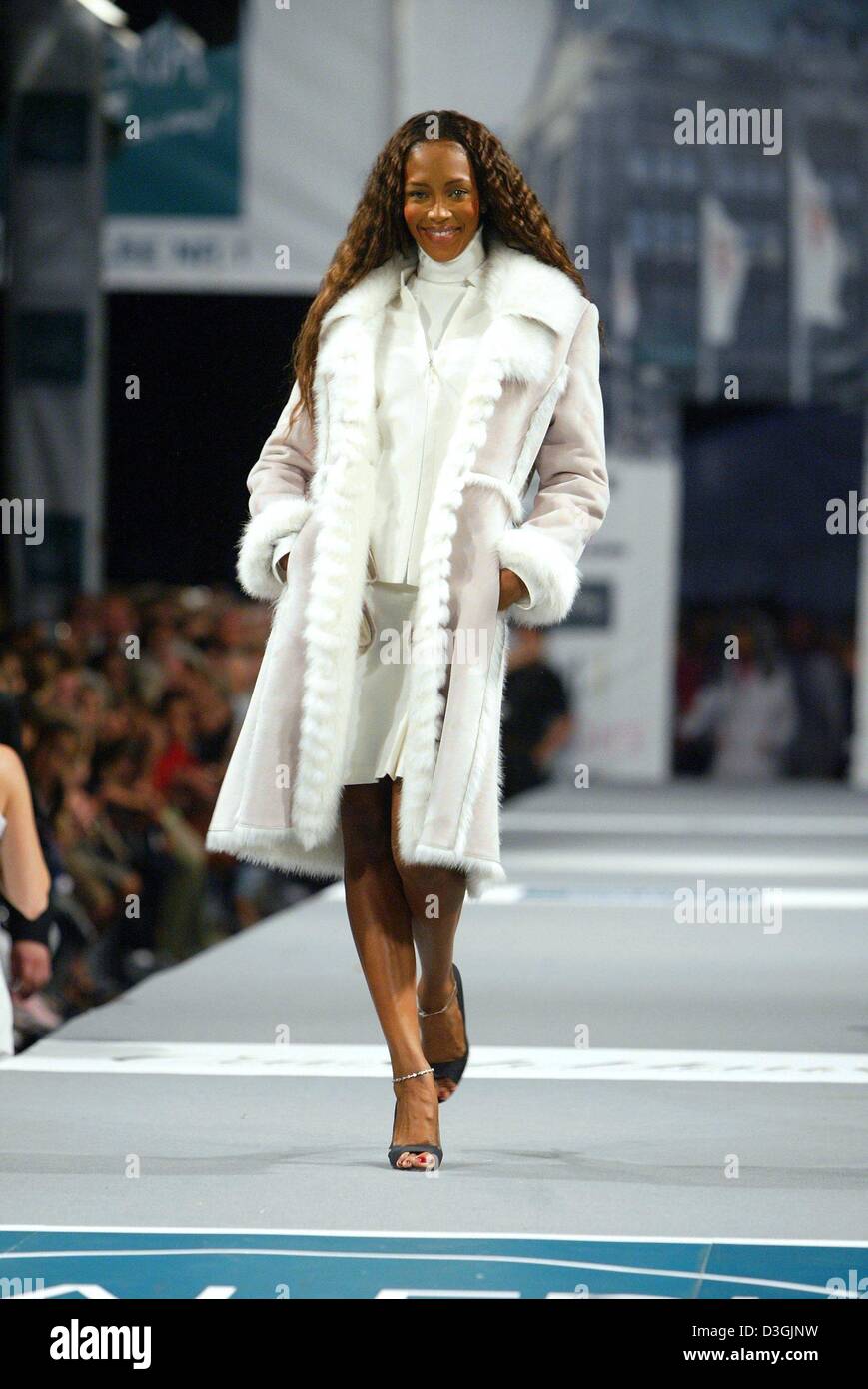 dpa) - British super model Naomi Campbell smiles and walks on the Stock  Photo - Alamy