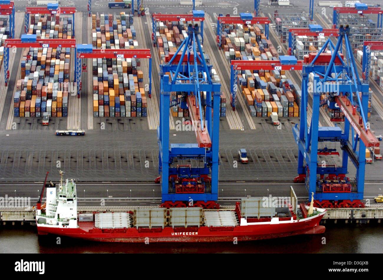 (dpa) - A cargo ship docks at the pier of the container harbour in ...