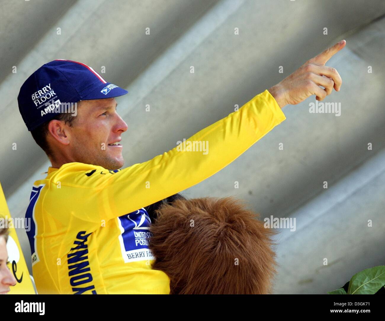 (dpa) US cyclist and five time Tour winner Lance Armstrong (R) of