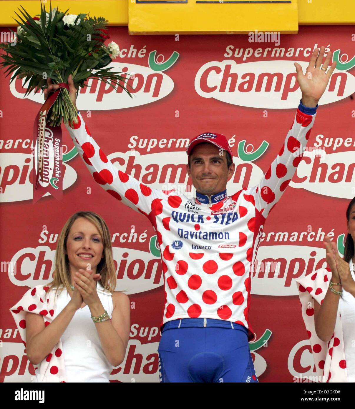 (dpa) - French cyclist Richard Virenque of team Quick Step-Davitamon celebrates after successfully defending the polka dotted jersey of the best climber in the 15th stage of the 91st Tour de France cycling race in Villard-de-Lans, France, 20 July 2004. Lance Armstrong won the 180.5 km long stage from Valreas to Villard-de-Lans after outsprinting his rivals and claim his second stag Stock Photo
