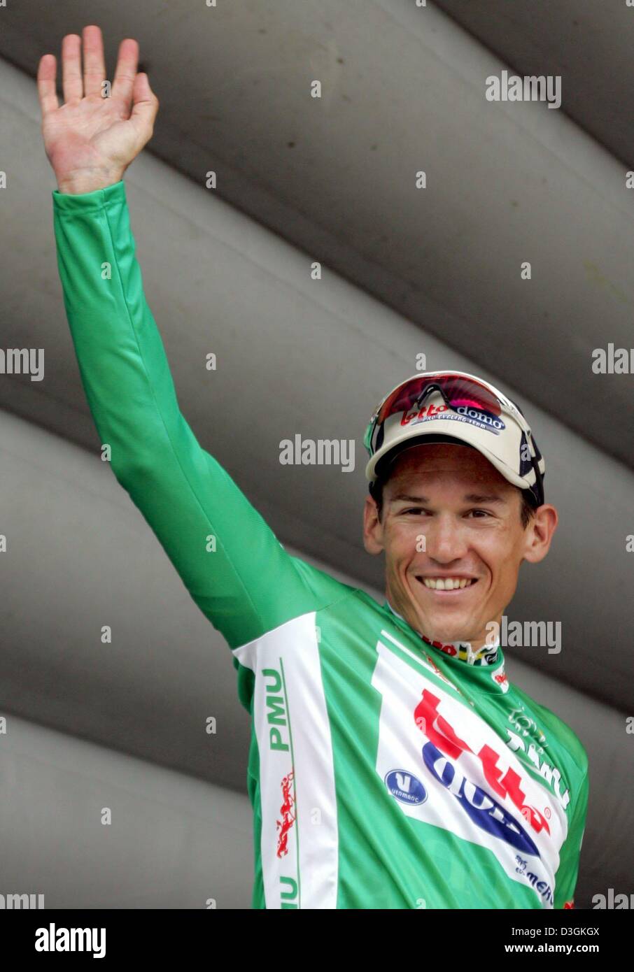 (dpa) - Australian cyclist Robbie McEwen of team Lotto-Domo celebrates after defending the green jersey of the best sprinter after the 14th stage of the Tour de France cycling race in Nimes, France, 18 July 2004. The 192.5 km long stage led from Carcassonne to Nimes. Stock Photo