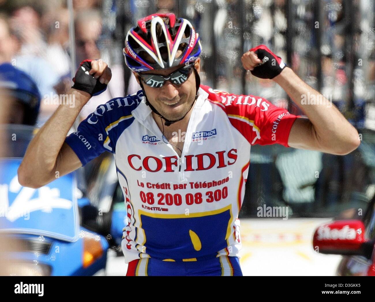 (dpa) French cyclist David Moncoutie of Team Cofidis gestures, cheers