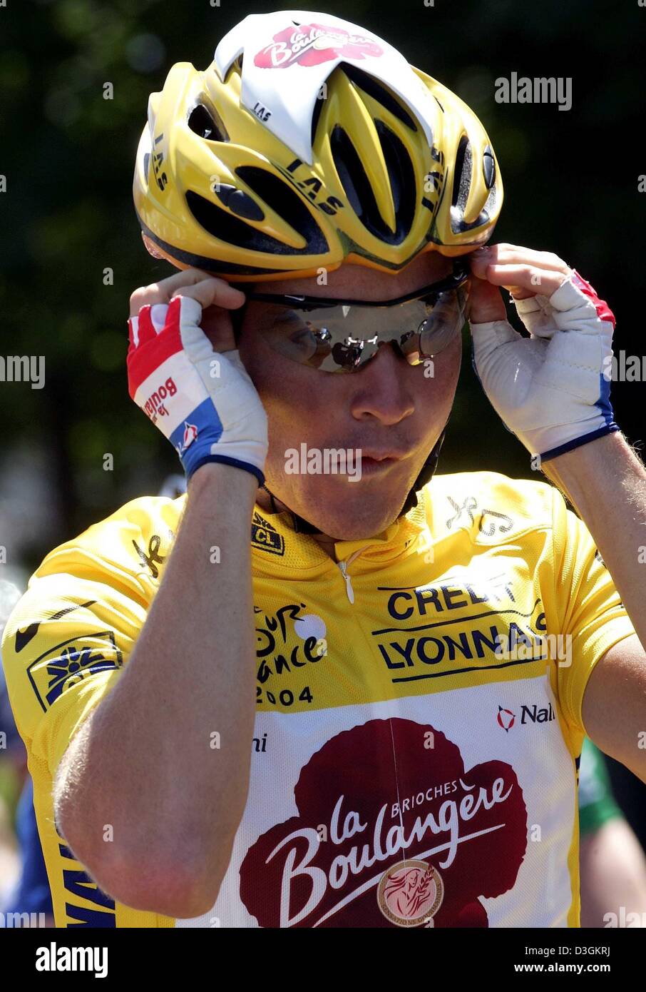 (dpa) French cyclist Thomas Voeckler of team Brioches La Boulangere, wearing the yellow jersey of the overall leader, awaits the start of the 11th stage of the Tour de France cycling race in Saint-Flour, France, 15 July 2004. The 164km long stage leads the cyclists from Saint-Flour to Figeac. Stock Photo