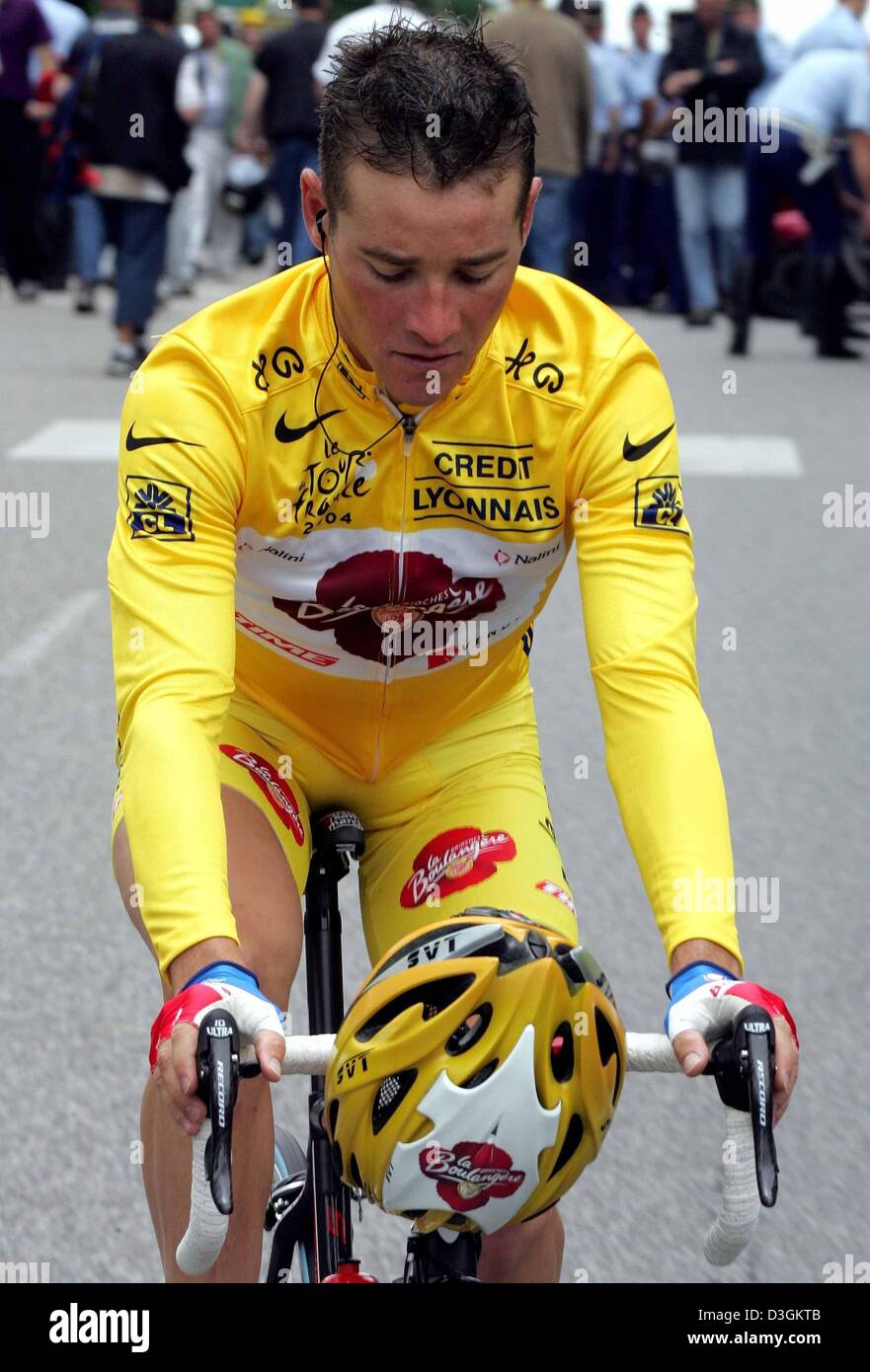 (dpa) - Young French cyclist Thomas Voeckler of team Brioches La Boulangere wears the yellow jersey of the overall leader prior to the start of the 9th stage of the Tour de France cycling race in Saint-Leonard-de-Noblat, France, 13 July 2004. The 160.5 km long stage from Saint-Leonard-de-Noblat to Gueret was the shortest stage of the Tour. Voeckler was able to successfully defend t Stock Photo