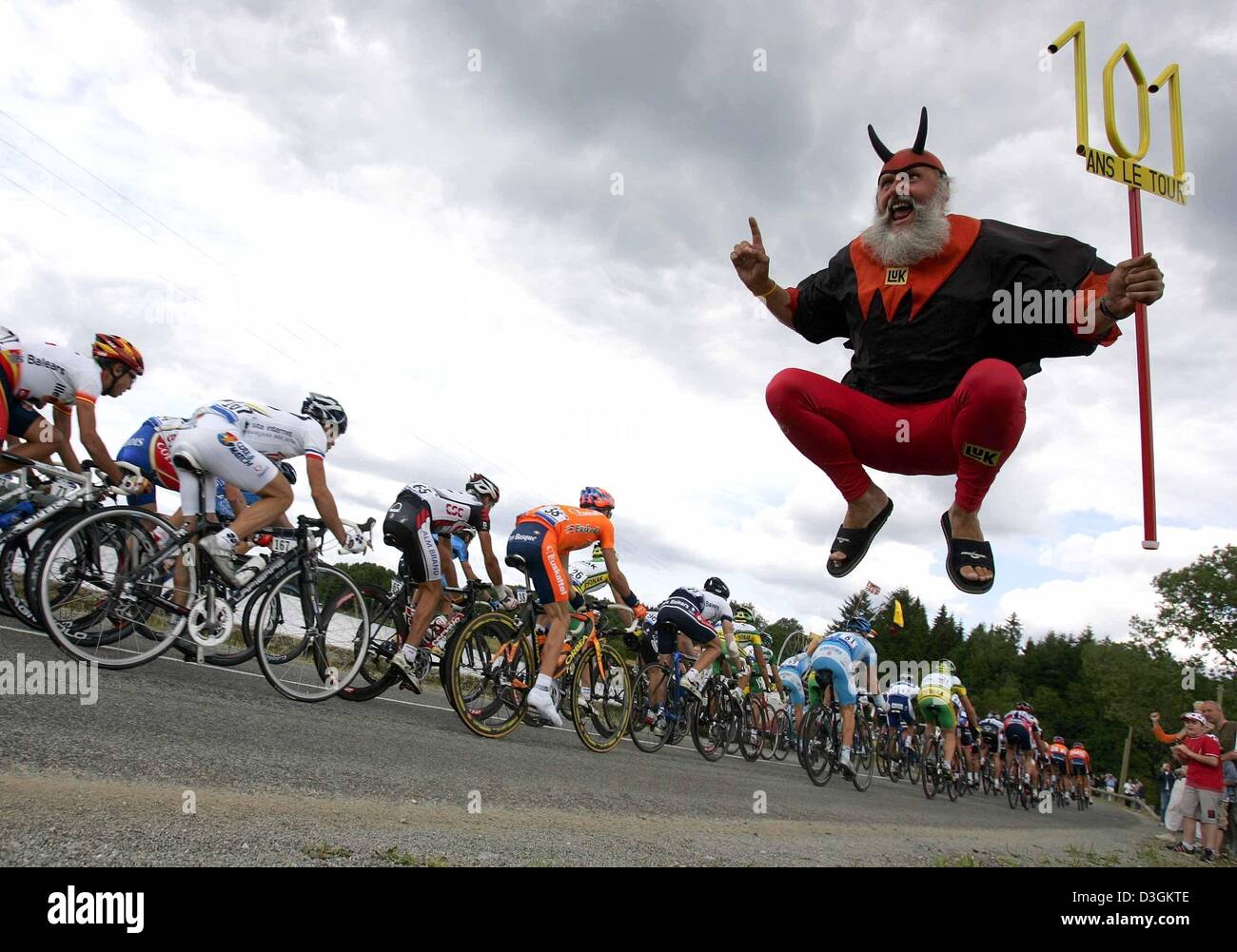 (dpa) - Tour de France devil Didi Senft from Germany, already known to ...