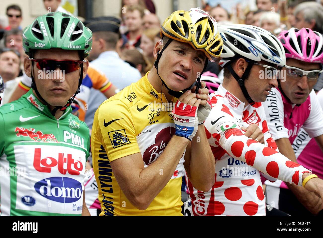(dpa) - Australian cyclist Robbie McEwen (L-R) of team Lotto-Domo, wearing the green jersey of the best sprinter, French cyclist Thomas Voeckler of team Brioches La Boulangere, wearing the yellow jersey of the best overall leader, and Italian cyclist Paolo Bettini, wearing the polka-dotted jersey of the best climber, await the start of the 9th stage of the Tour de France cycling ra Stock Photo