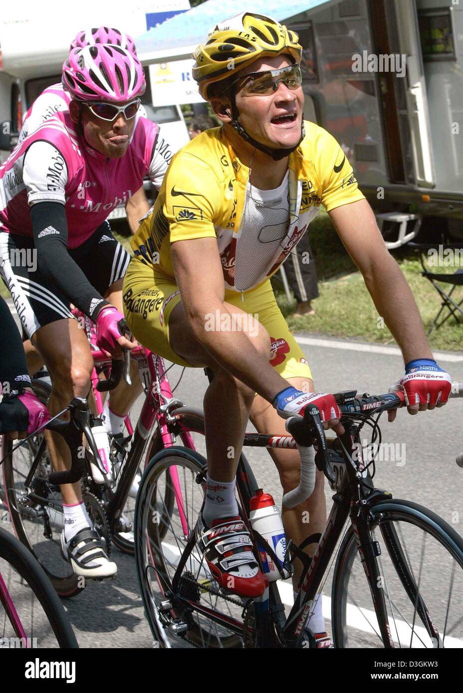 (dpa) - German cyclist Jan Ullrich (L) of team T-Mobile rides behind French cyclist Thomas Voeckler of team Brioches La Boulangere, who is wearing the yellow jersey of the overall leader, during the 9th stage of the Tour de France cycling race in France, 13 July 2004. The 160.5km long stage took the cyclists from Saint-Leonard-de-Noblat to Gueret. During the 10th stage Voeckler wea Stock Photo